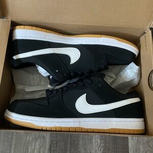 Nike SB Dunk Low Black White Gum